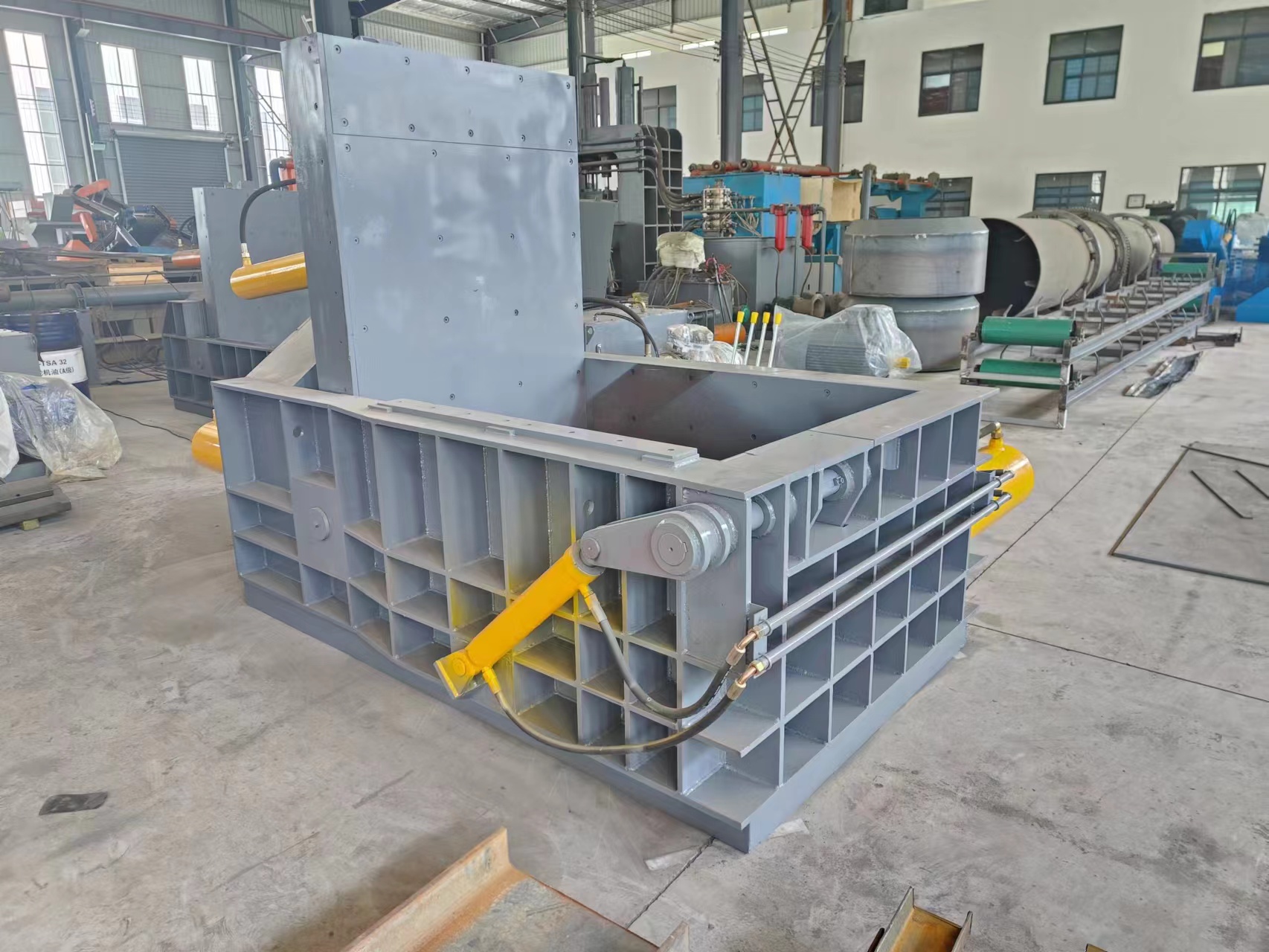 Metal briquetting machine