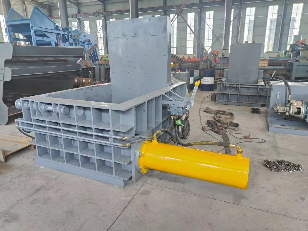 Metal briquetting machine
