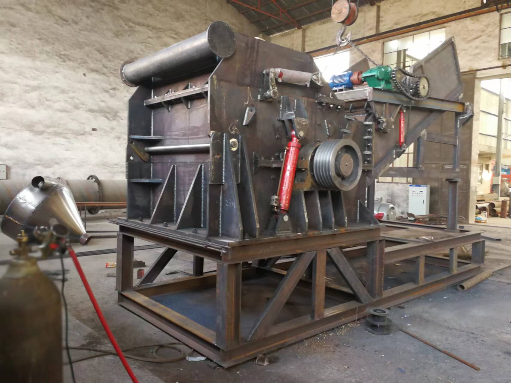 Color steel tile crusher